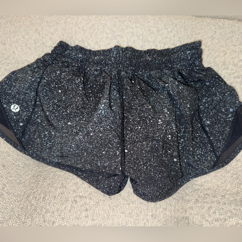 Lululemon Speckled Pattern Hotty Hot 2.5” Shorts